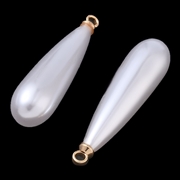 Vedhæng dråbe i perlelook. Forgyldt. Off-white. 32 mm. 1 stk.